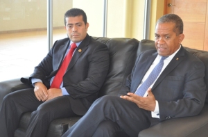 Alberto Castellar Padilla, embajador de Venezuela, escucha al rector Mateo Aquino Febrillet, a quien giró una visita en su despacho de la Rectoría de la UASD